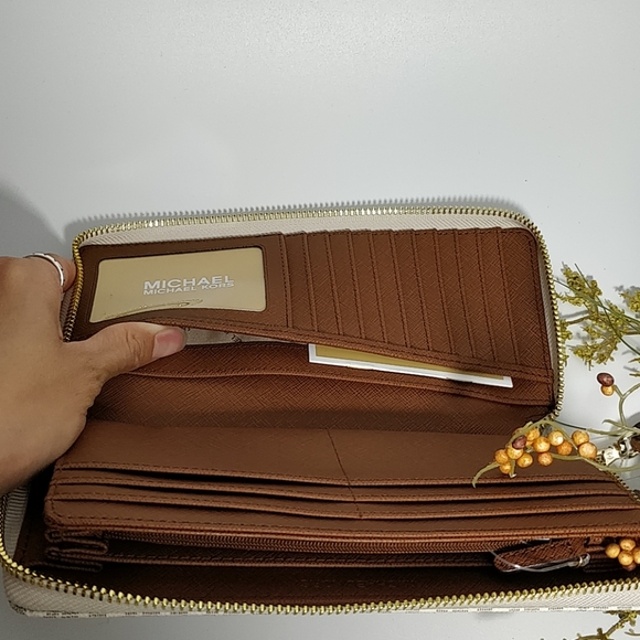 Michael Kors Jet Set Travel Large Zip Wallet - Picture 8 of 9